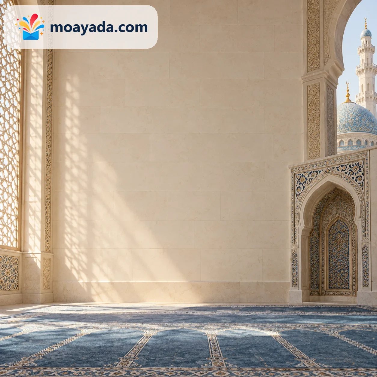 محراب حجري وسجادة صلاة في ضوء صباح ناعم دون نص مطبوع.