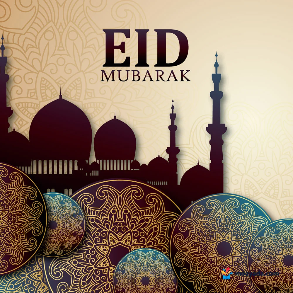 بطاقة عيد فطر بخلفية عاجية مزخرفة، يظهر في وسطها نص EID MUBARAK وفوق دوائر زخرفية زرقاء وذهبية أمام ظلال لمسجد ومآذن.