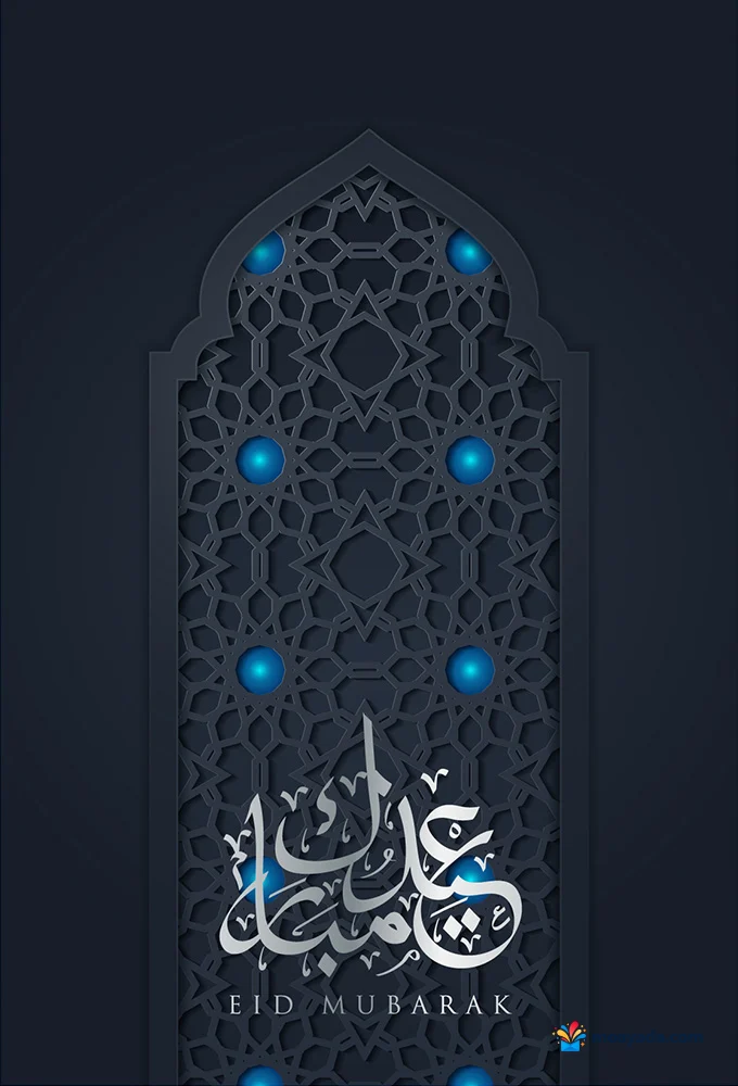 عبارة عيد مبارك فضية داخل قوس مزخرف بنقاط ضوء زرقاء على خلفية داكنة.