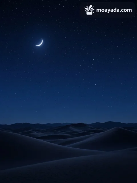 فانوس مضيء ومزهرية على طاولة خشبية ليلاً
