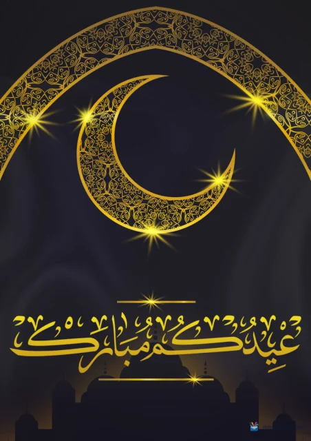 أهلة ذهبية مزخرفة مضيئة فوق عبارة عيدكم مبارك ومسجد داكن في الأسفل.