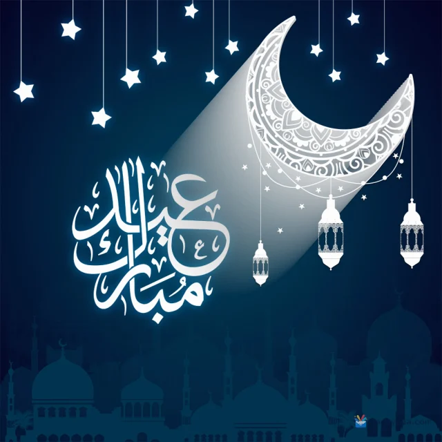 بطاقة عيد فطر على خلفية زرقاء داكنة، يظهر فيها هلال أبيض مزخرف وفوانيس ونجوم معلقة وظلال لمساجد في الأسفل.