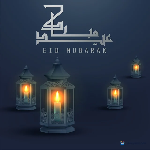 عبارة عيد مبارك فضية فوق فوانيس كحلية مزخرفة مضاءة بالشموع على خلفية داكنة.