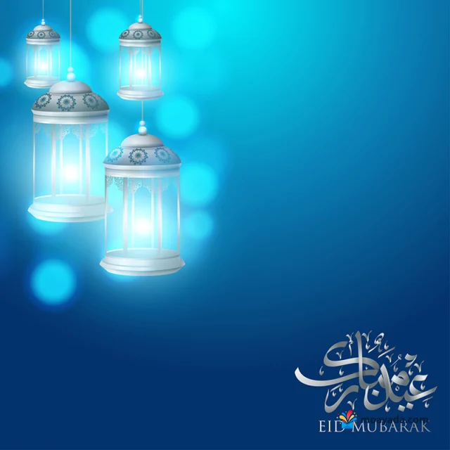 فوانيس بيضاء معلقة ومضيئة على خلفية زرقاء، مع عبارة عيد مبارك في الأسفل.