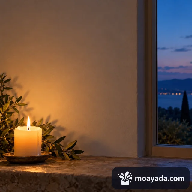 شمعة وزجاج نافذة يظهر خلفه غروب أزرق